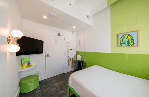 East Hill Hotel | The Gallatin (Cozy Full 318) 3 miles 2 Broadway