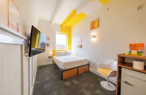 East Hill Hotel | The Gallatin (Standard Queen Room 314) Colorful Boutique Hotel
