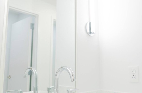 East Hill Hotel | The Gallatin (Twin Room 317) Close to Downtown!
