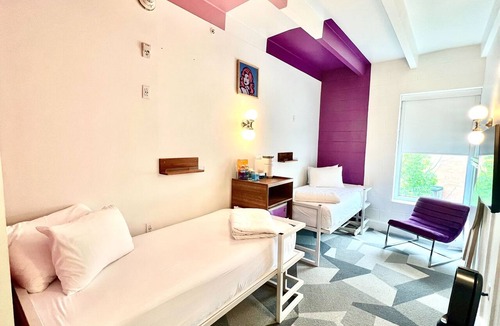 East Hill Hotel | The Gallatin (Twin Room 317) Close to Downtown!
