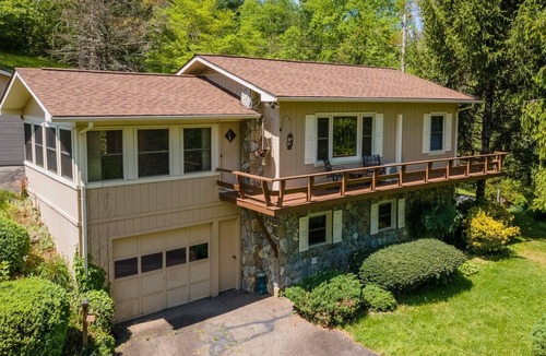 Sylva House | The Gerhart Getaway - An adorable, cozy mountain home that's private yet close to town!
