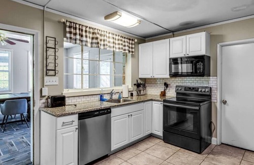 Winston - Salem House | THE GIANT! Downtown! Sleeps 16! 7 bd/4 Ba -10 beds