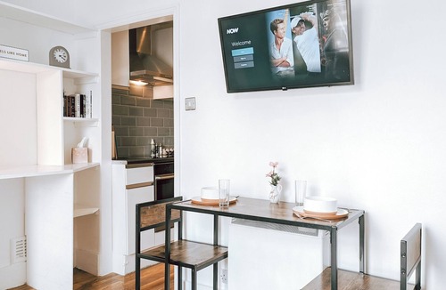 Lancaster Gate Apartment | The Gloucester Studio near Paddington Station
