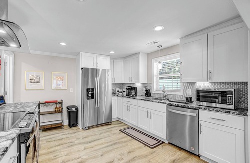 Southwest Raleigh House | The Grand Ranch: 6-BR Luxury Retreat with with Gazebo, Fire Pit & Outdoor Cinema