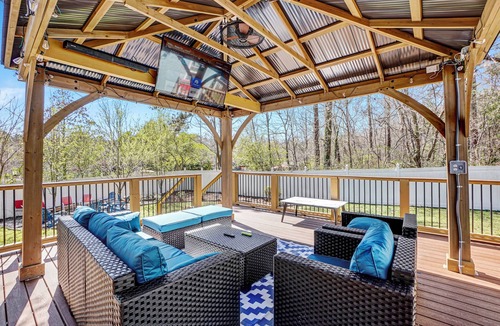 Southwest Raleigh House | The Grand Ranch: 6-BR Luxury Retreat with with Gazebo, Fire Pit & Outdoor Cinema