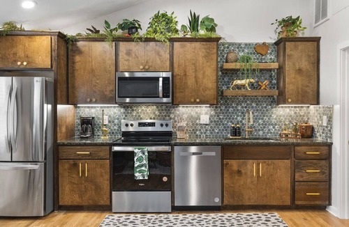 Greenwood Condo | The Green Jungle - Near Restaurants, Coffee & Bars