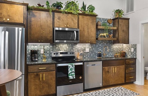 Greenwood Condo | The Green Jungle - Near Restaurants, Coffee & Bars