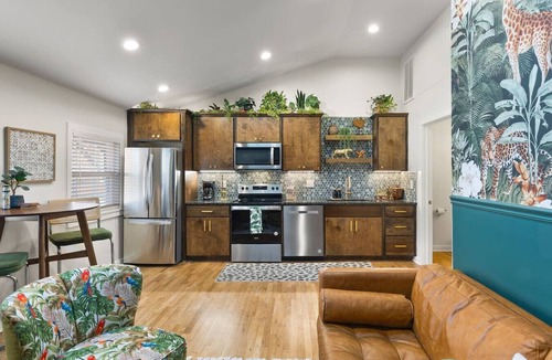 Greenwood Condo | The Green Jungle - Near Restaurants, Coffee & Bars