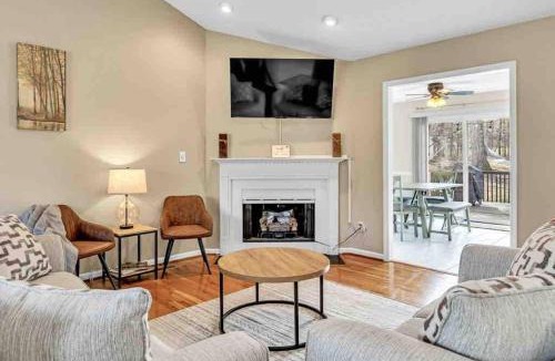 Pleasant Garden Apartment | The Greensboro Getaway, Hot Tub and Solitude