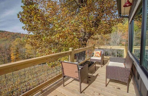 Scaly Mountain Cottage | The Harvest House Cottage - Mountain Vineyard Getaway
