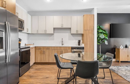 Eighth Avenue Apartment | The Hidden Hills Suite The Gulch