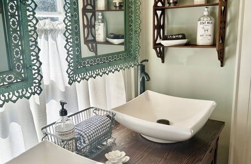 Newton Bed & Breakfast | The Holly and Ivy Inn