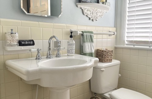 Newton Bed & Breakfast | The Holly and Ivy Inn