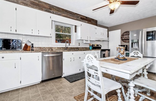 Candler Cottage | The Honeybee Cottage: Conveniently located close to Asheville