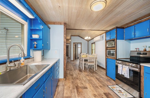 Bakersville House | The Honeycomb Hideout-Charming 2-bedroom house in marvelous Bakersville