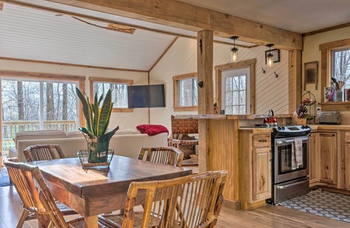 Hendersonville House | The Huckleberry Hideaway