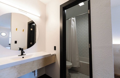 Berry Hill Hotel | The Iris Motel - Queen Room
