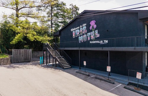 Berry Hill Hotel | The Iris Motel