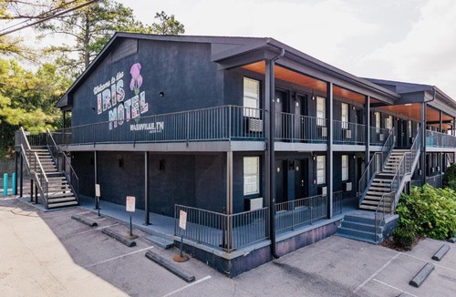 Berry Hill Hotel | The Iris Motel