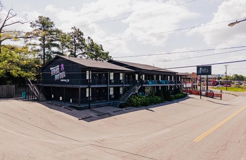 Berry Hill Hotel | The Iris Motel
