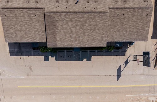 Berry Hill Hotel | The Iris Motel