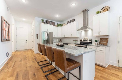 Inglewood Condo | The Jack Daniel's Suite - East Nash Condo