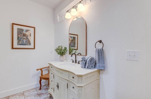 Historic Downtown Manteo Apartment | The La Dolce Vista Room