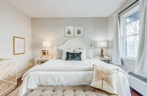 Historic Downtown Manteo Apartment | The La Dolce Vista Room