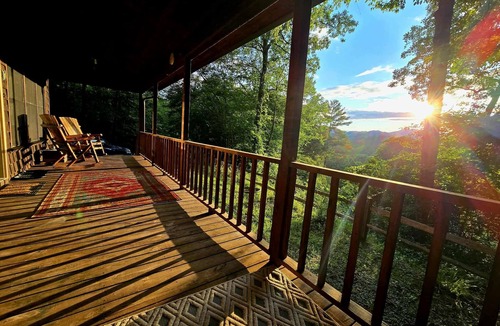 Franklin Cabin | The Loft: Cabin Getaway w/Covered Porch & Stunning Mountain Views