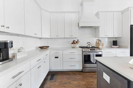 Hope Gardens House | The Maple House - Huge Backyard & Mins to Broadway