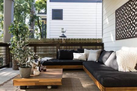 Hope Gardens House | The Maple House - Huge Backyard & Mins to Broadway
