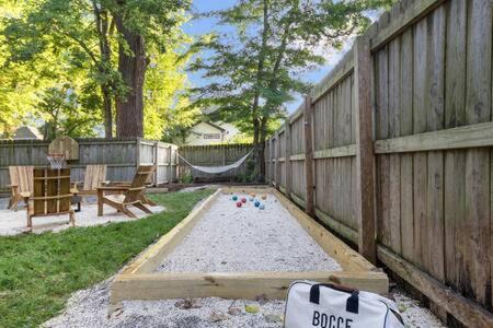 Hope Gardens House | The Maple House - Huge Backyard & Mins to Broadway