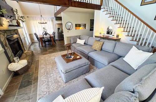 West Jefferson Ski Chalet | The Mtns Are Calling. Stay Cool - 3BR/2BA Golf Course w/Hot Tub, Pets