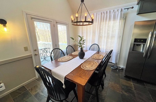 West Jefferson Ski Chalet | The Mtns Are Calling. Stay Cool - 3BR/2BA Golf Course w/Hot Tub, Pets