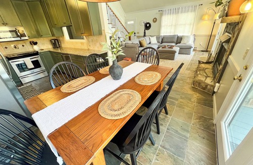 West Jefferson Ski Chalet | The Mtns Are Calling. Stay Cool - 3BR/2BA Golf Course w/Hot Tub, Pets