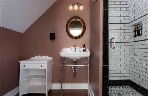 Burnsville Hotel | The NuWray Hotel & Carriage House