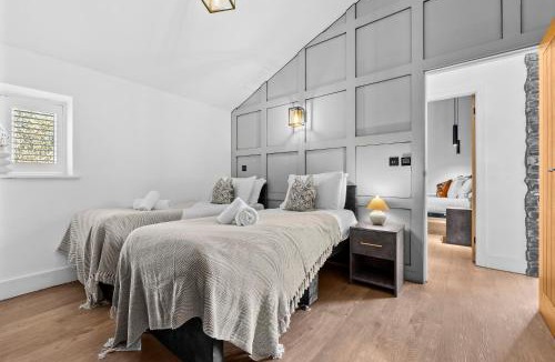 Durley House | The Oaks Barn - A Countryside Luxury Rural Escape with Hot tub & Fire Pit! Tranquil Group Retreat - Sleeps 8, Pet Friendly & Off road Parking - By Blue Puffin Stays