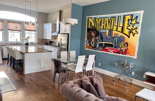 Inglewood House | The Painted Muse I Murals + Hot Tub | Minutes to Broadway