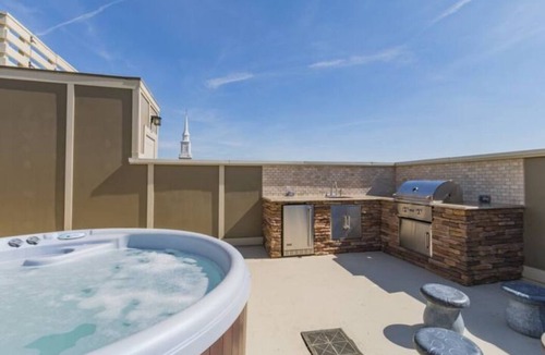 Inglewood House | The Painted Muse I Murals + Hot Tub | Minutes to Broadway