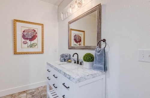 Historic Downtown Manteo Apartment | The Peony-La Pivoine