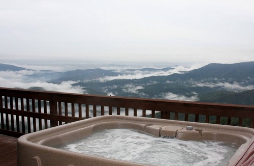 Little Switzerland Cabin | The Perch Cabin with Hot tub. Uncomparible Panoramic view!