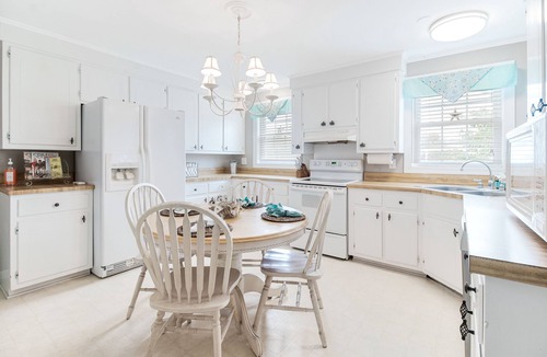 Long Beach House | THE PERFECT BEACH HOUSE- Oak Island "Walk to the Pier"! LINENS INCLUDED!