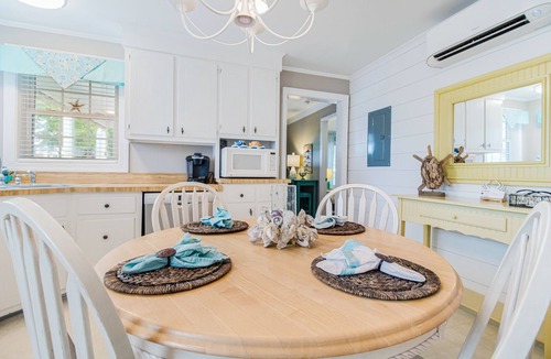 Long Beach House | THE PERFECT BEACH HOUSE- Oak Island "Walk to the Pier"! LINENS INCLUDED!