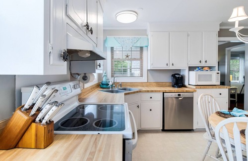 Long Beach House | THE PERFECT BEACH HOUSE- Oak Island "Walk to the Pier"! LINENS INCLUDED!