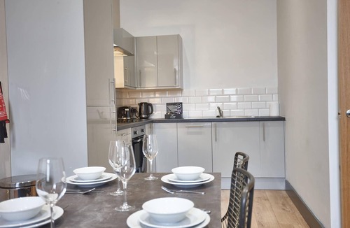 Manchester Apartment | The Peridot Suite