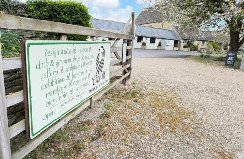 Lechlade House | The Rabbit Hole