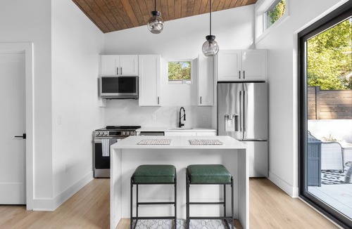 Oakhurst House | The Raven - Charlotte’s Luxury Guesthouse