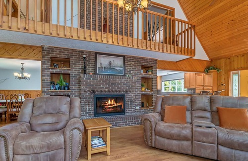 Mills River House | The Resort, Cabin, forest, 6 acres, private swimming pool, pickleball
