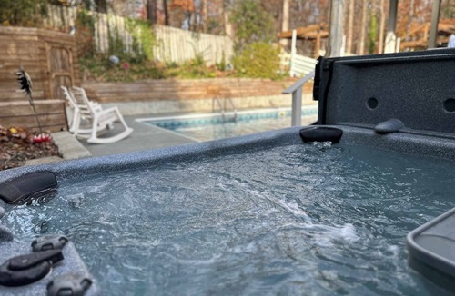 South Belmont House | "The Retreat" w/Hot Tub + Pool + Game Room + King Suite