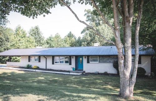Hickory House | The Retreat with Private Pool and Hot Tub!